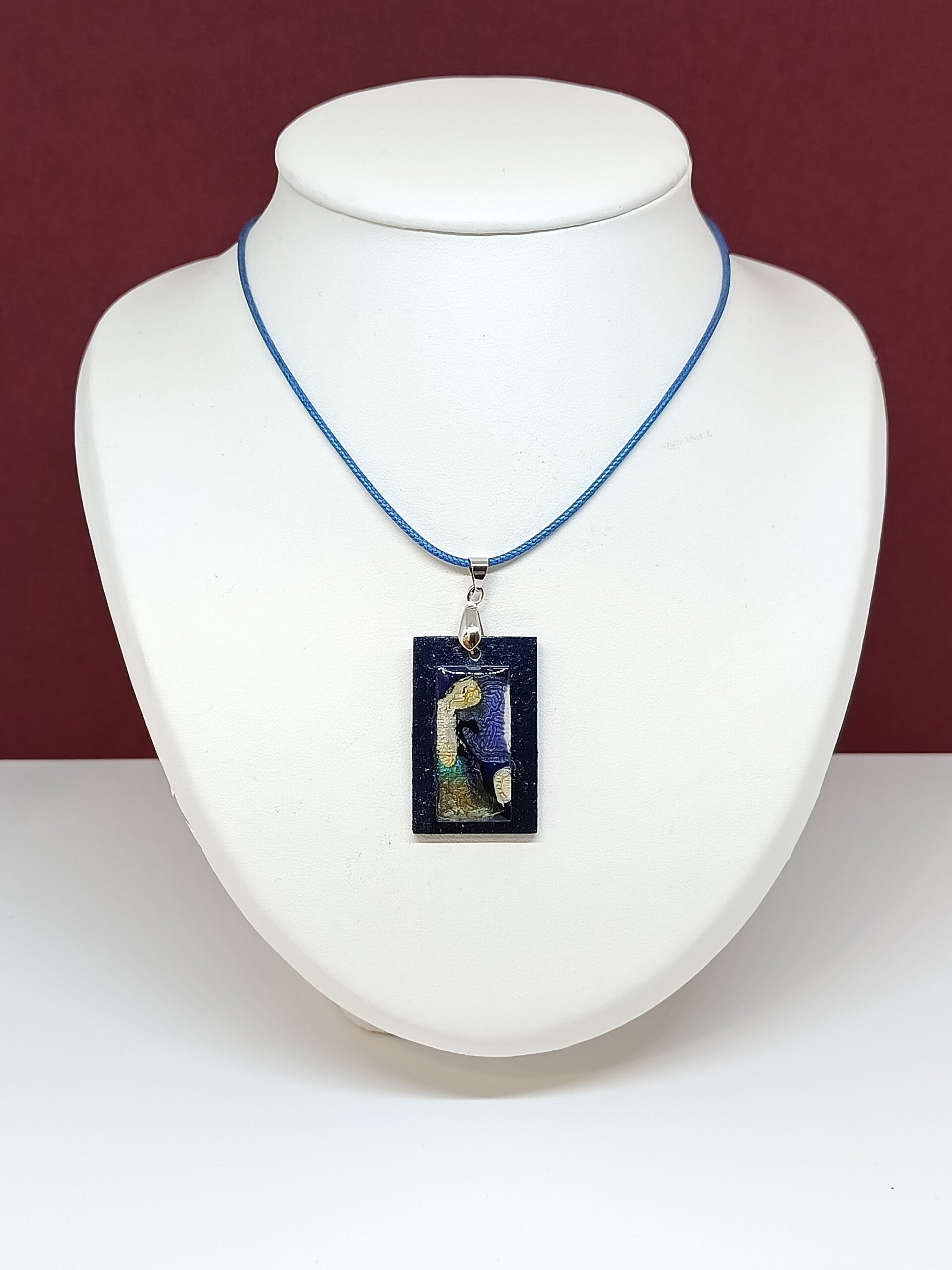 Pendentif en bois artisanal-bleu & nacre - Nacre bleue