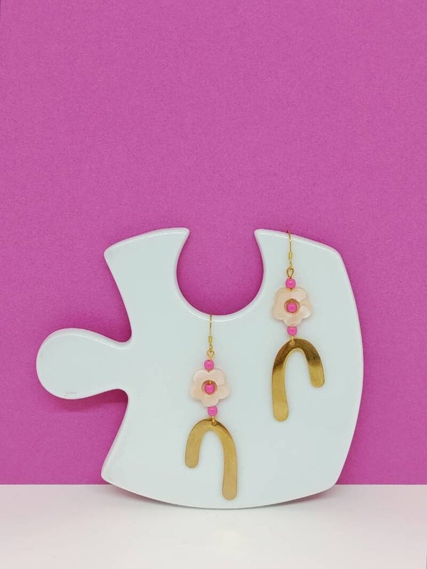 Boucles d’oreilles florales en résine avec perle-Florelys
