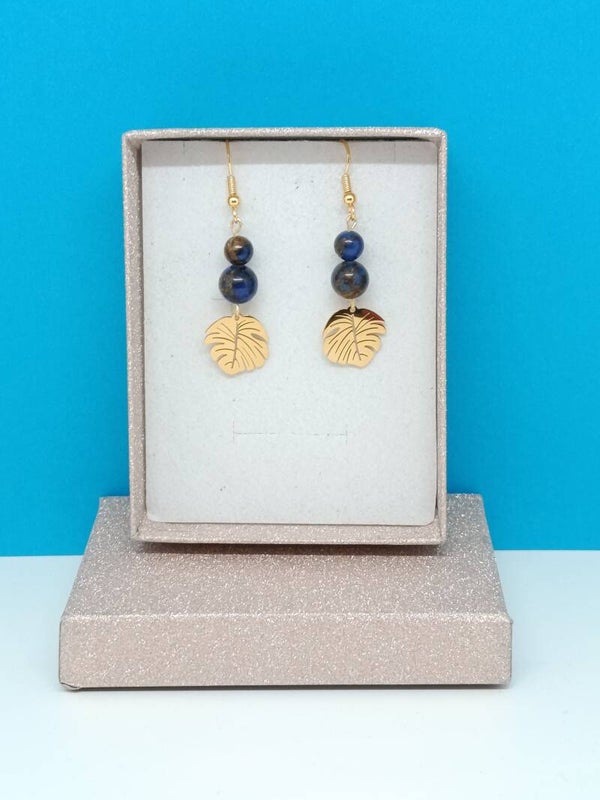 Boucles d’oreilles agate bleue naturelle avec breloque feuille dorée – Bijou artisanal Art’Tipik-Feuille aurée