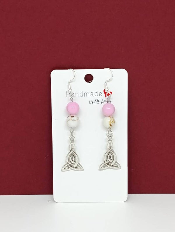 Boucles d’oreilles howlite coquillage rose et blanche – bijoux celtique doré – acier inoxydable – Douceur Celtique