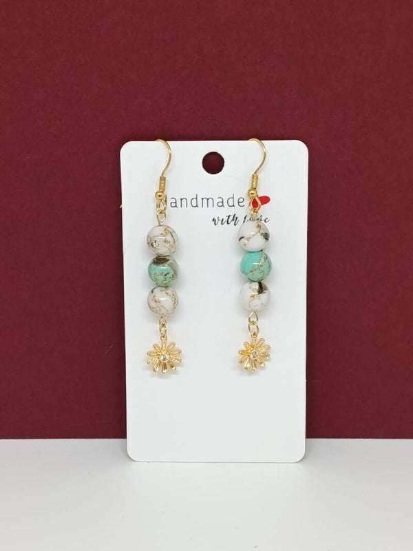 Boucles d’oreilles howlite verte et blanche-fleur dorée cristal-acier inoxydable- Fleur de Sérénité