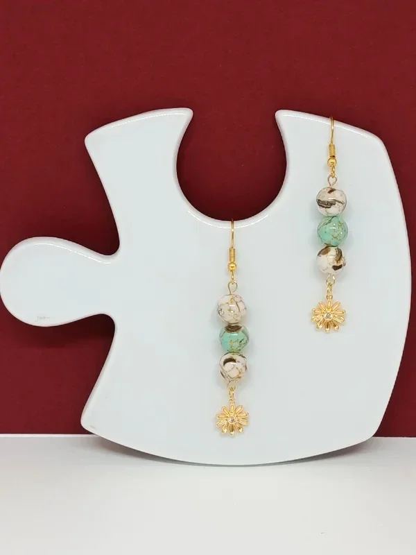 Boucles d’oreilles howlite verte et blanche-fleur dorée cristal-acier inoxydable- Fleur de Sérénité