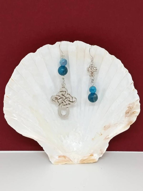 Boucles d’oreilles asymétriques apatite & symboles médiévaux – Légende Azurée