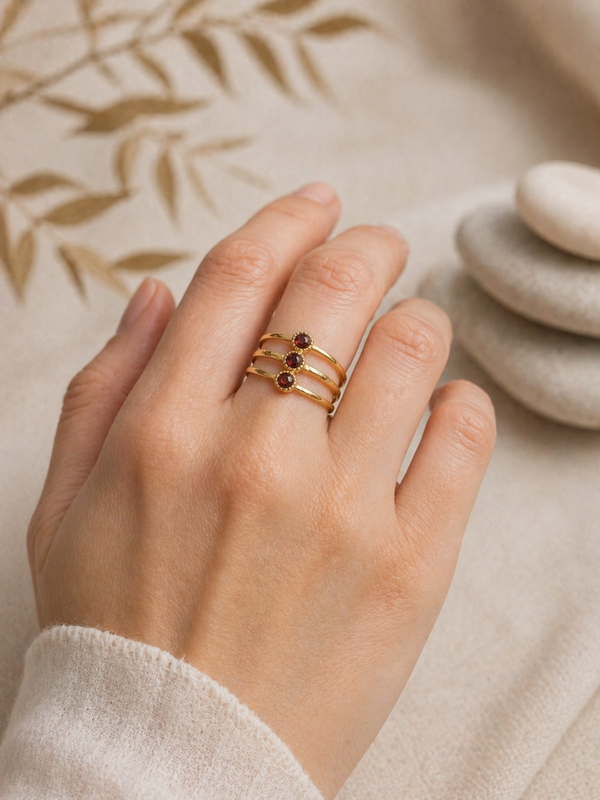 Bague grenat acier inoxydable doré – Éclat Solaire