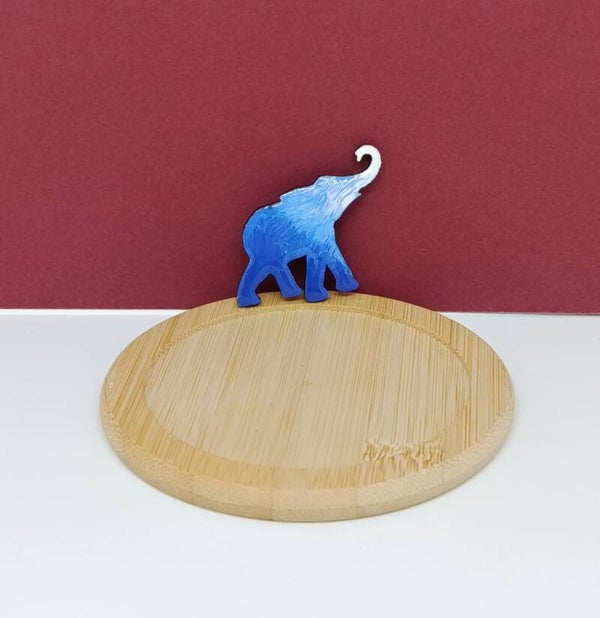 Broche éléphant - Bois peint&résiné - fait main - Elephant Céleste