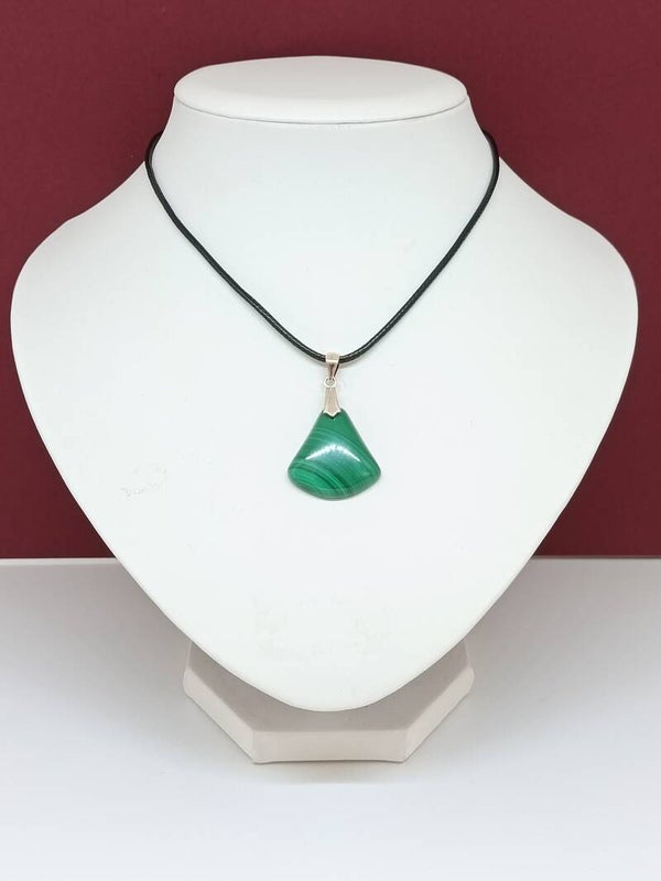Pendentif Malachite – Forme Triangle Arrondi – Bijou artisanal – Cordon ciré noir Eclat de Forêt