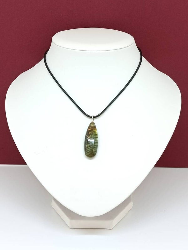 Pendentif artisanal labradorite dorée ovale – Brume Dorée
