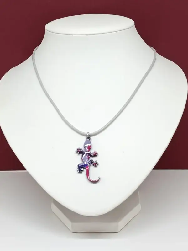 Pendentif gecko violet et rose en bois peint à la main -  Le mignon