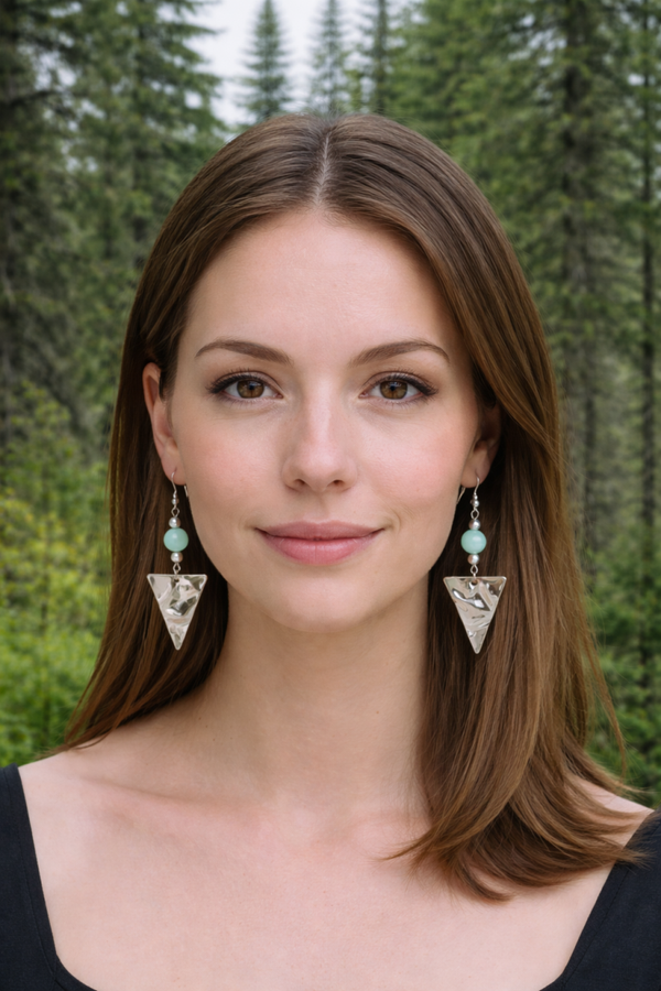 Boucles d’oreilles pierre de lune verte naturelle avec breloque triangulaire argentée – Bijou artisanal Art’Tipik-Seluréa