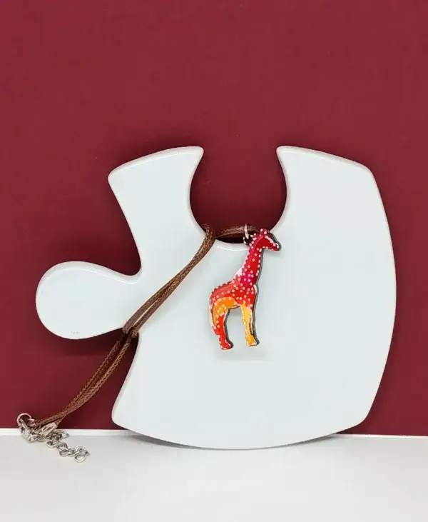 Pendentif girafe orange et rouge en bois peint à la main  - l'élégante d'afrique