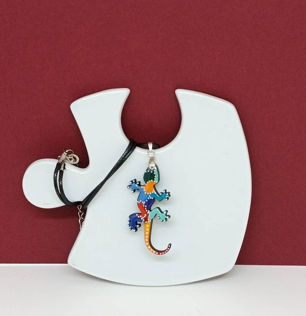 Pendentif Gecko multis couleurs vert en bois peint à la main - Gecko Kaléidoscope