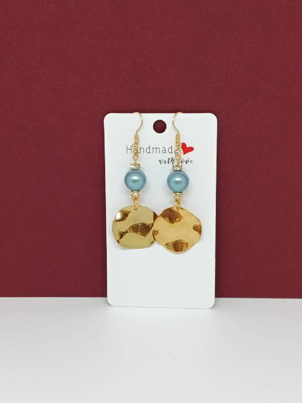 Boucles d’oreilles cristal bleu nacré & plaque dorée – Élégance Européenne
