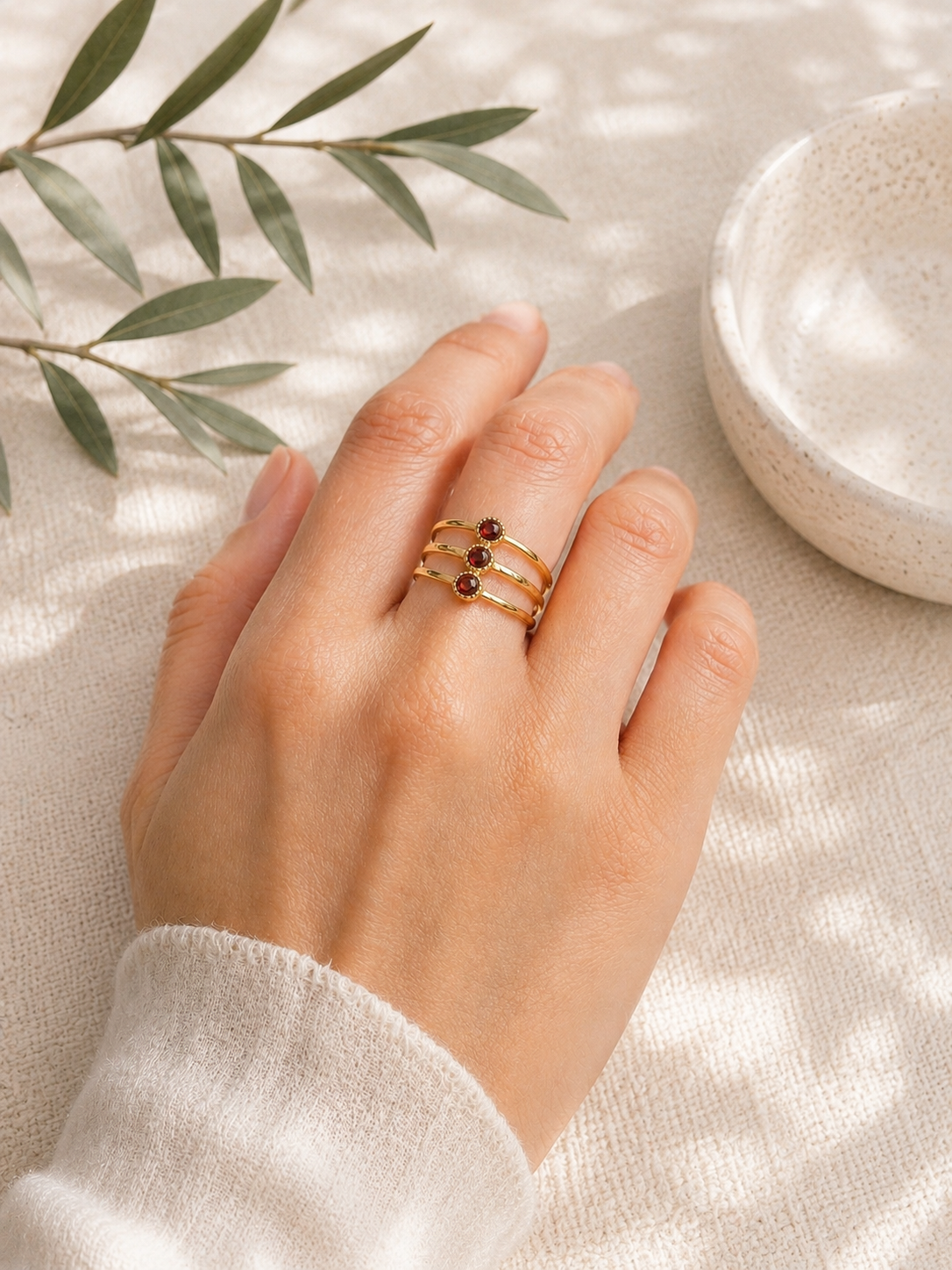 Bague grenat acier inoxydable doré – Éclat Solaire