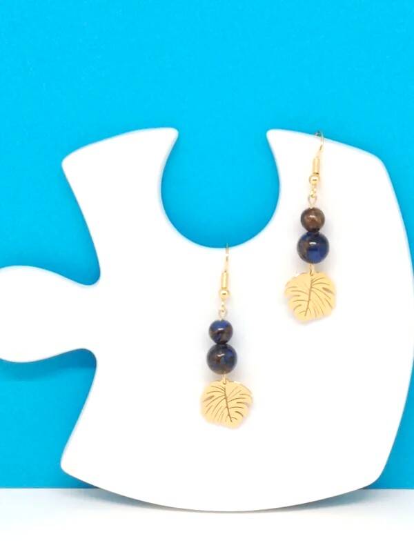 Boucles d’oreilles agate bleue naturelle avec breloque feuille dorée – Bijou artisanal Art’Tipik-Feuille aurée