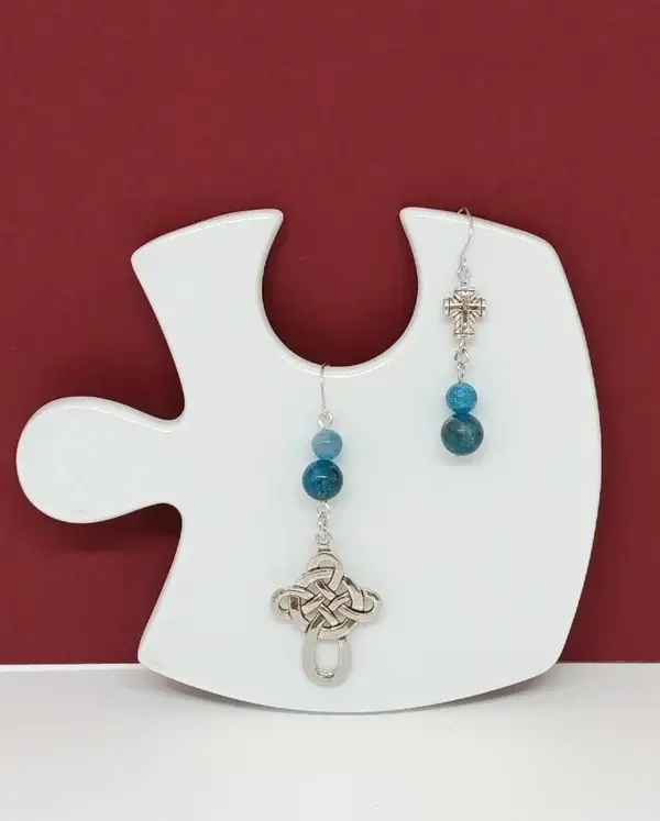 Boucles d’oreilles asymétriques apatite & symboles médiévaux – Légende Azurée