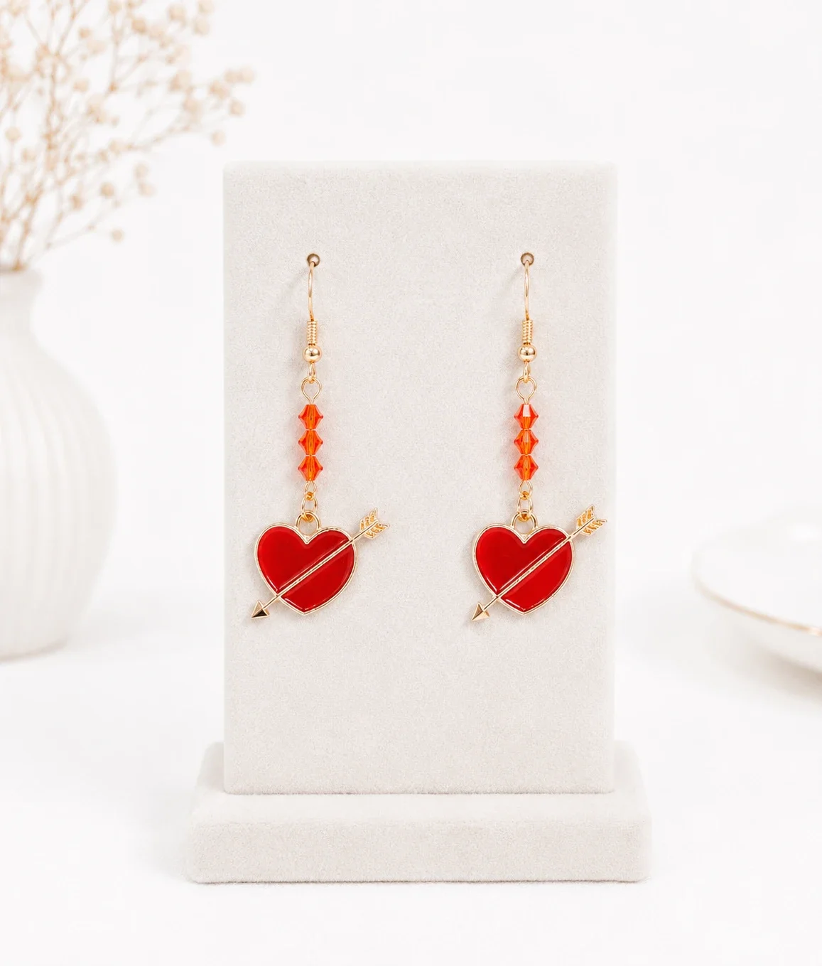Boucles d’oreilles fait main avec breloque cœur fléché et cristaux orange – Arvéla