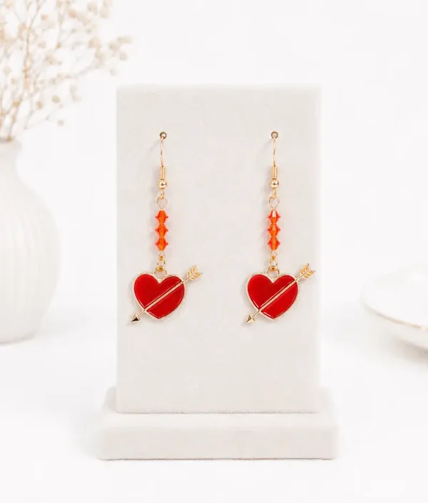 Boucles d’oreilles fait main avec breloque cœur fléché et cristaux orange – Arvéla