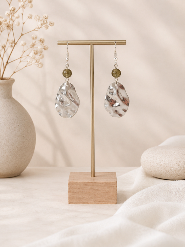 Boucles d’oreilles en grenat vert avec breloque ovale argentée alvéolée-Eryndra