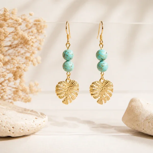 Boucles d’oreilles artisanales pierres naturelles howlite coquillage anis – Monstera Anis