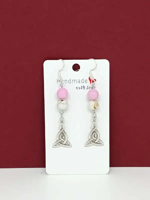 Boucles d’oreilles howlite coquillage rose et blanche – bijoux celtique doré – acier inoxydable – Douceur Celtique