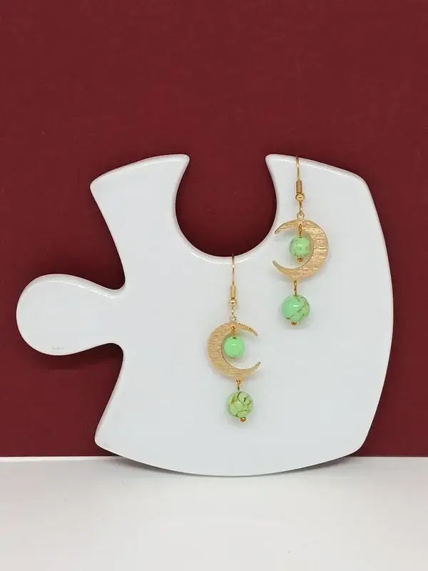 Boucles d’oreilles artisanales howlite coquillage vert anis – Lune d’Anis