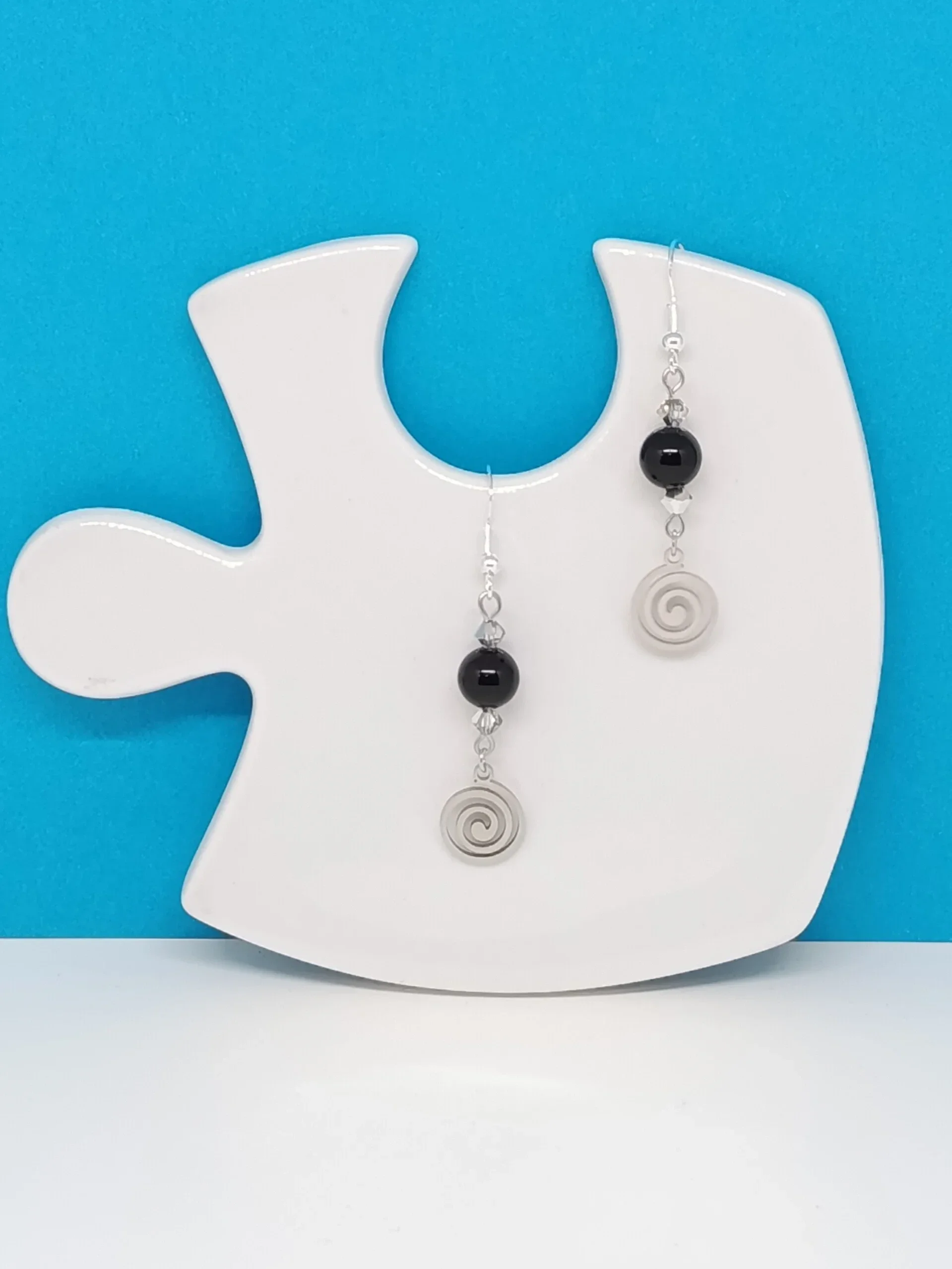 Boucles d’oreilles en pierre naturelle onyx avec breloque argentée – Nyxéra