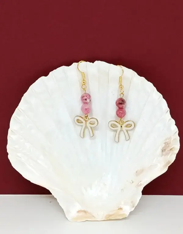 Boucles d’oreilles artisanales rhodochrosite et nœud délicat – Tendresse Rosée