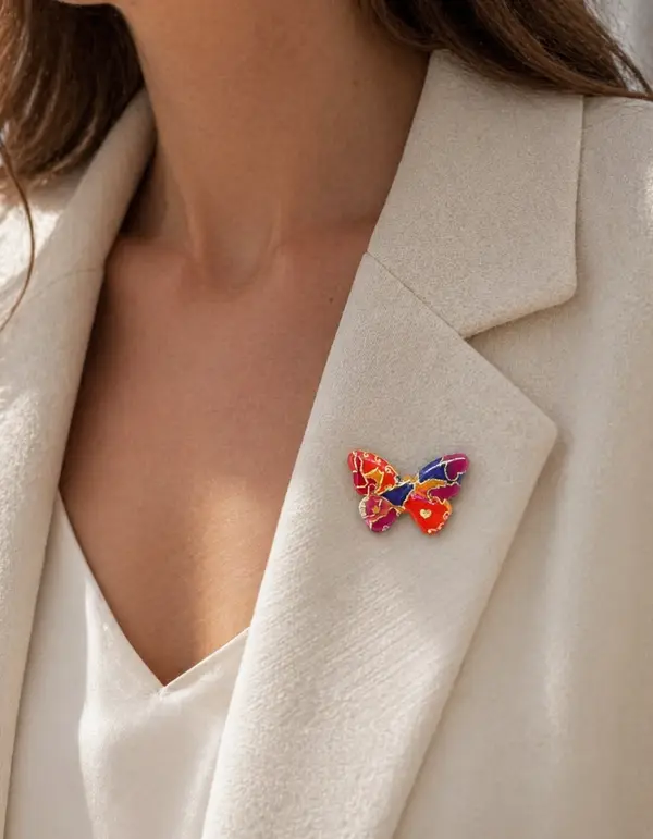 Broche artisanale papillon bois peint et résiné – Papillon Flamme Dorée