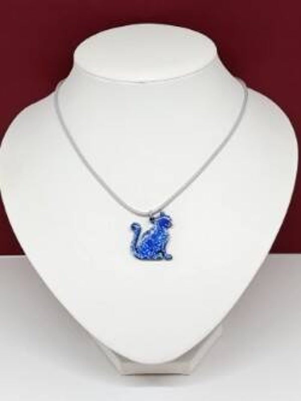 Pendentif chat bleu et blanc en bois peint à la main- Félin Boréal