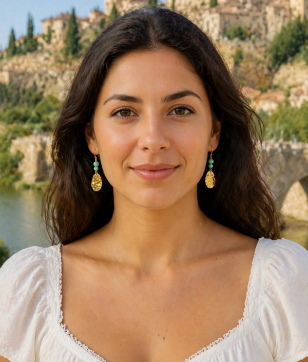 Boucles d’oreilles en howlite coquillage vert anis avec breloque ovale martelée dorée – Nature Lumineuse