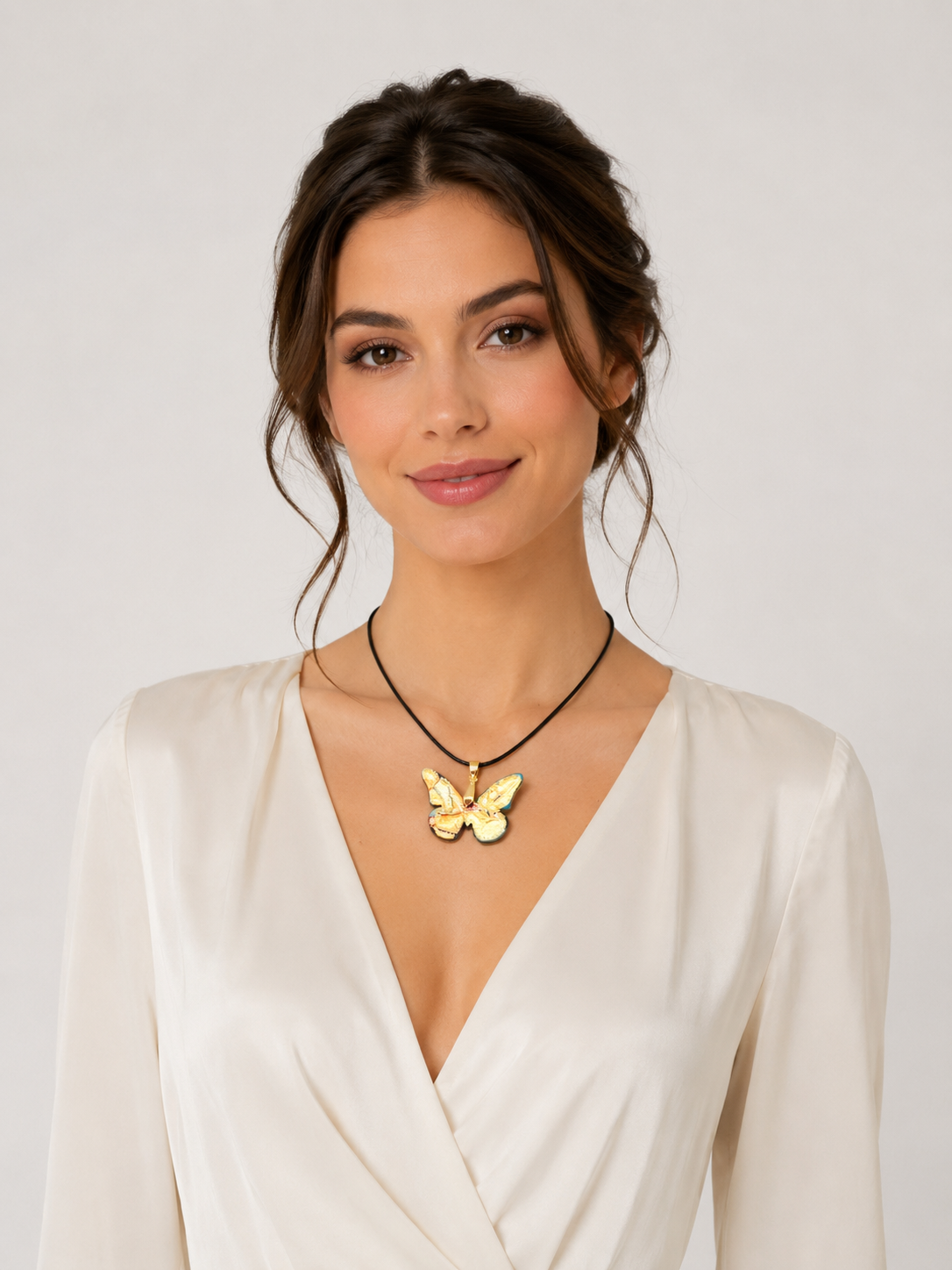 Pendentif artisanal papillon bois peint à la main – L’Exceptionnel