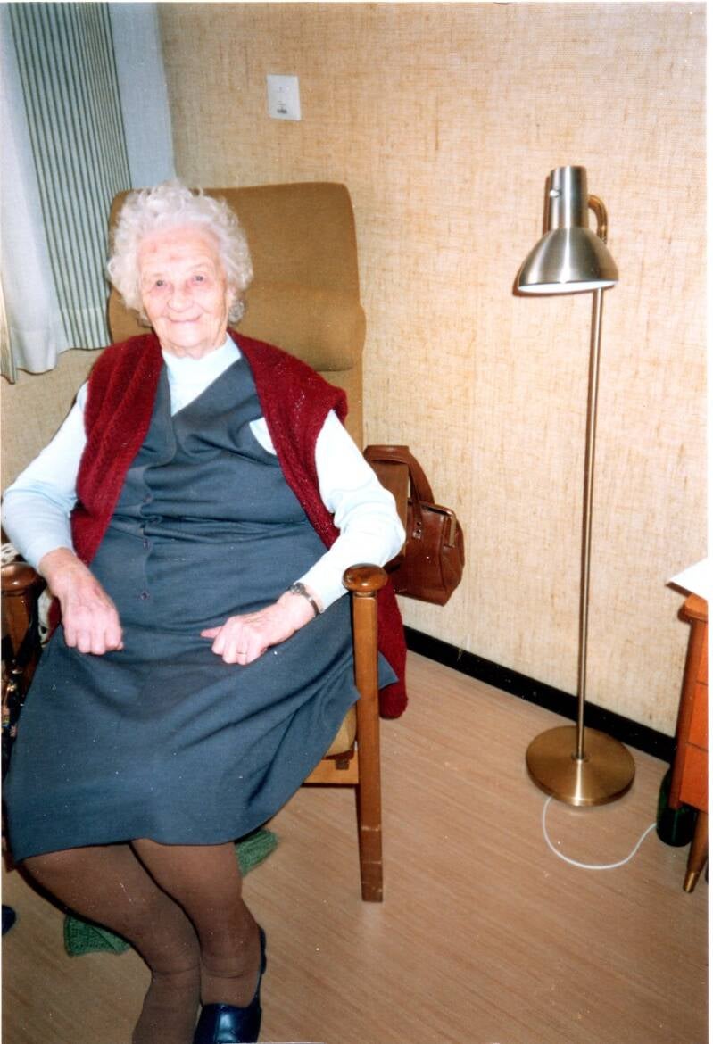 (Kalla) Karoline Gyda Antonette Hatlehol f.3/7-1894 d.12/9-1992, bosatt Hatlehol Ytre bnr.2. Bildet er tatt av Jorunn Flisnes.