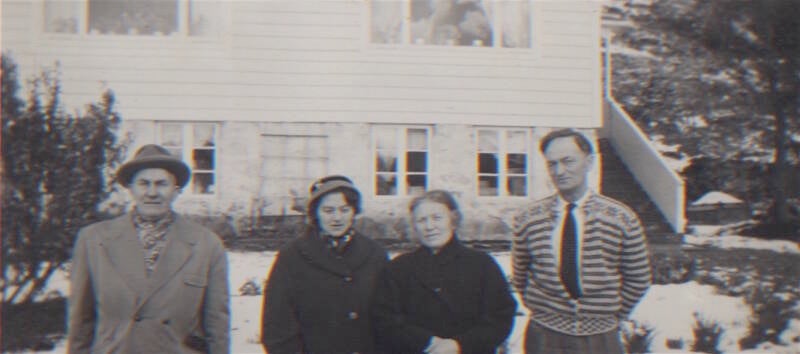 Besøk på Hesseberg Lovise og Rasmus Hesseberg mot høgre.