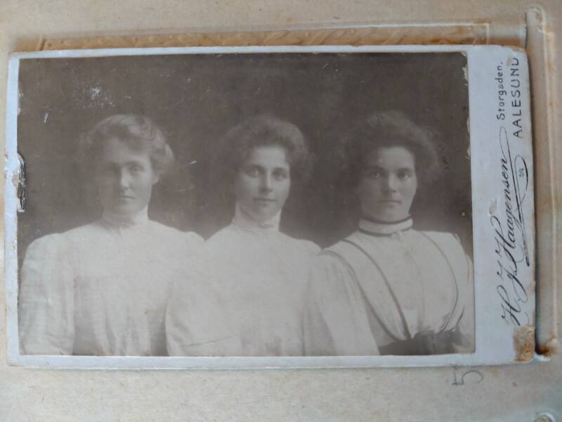 Karoline Ødegård i midten. Resten er enno ukjente.