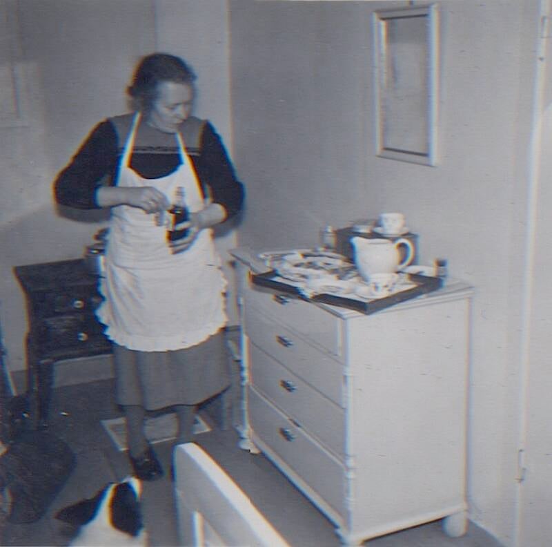 Lovise steller ektemannen Rasmus. Han vart hardt råka av lungebetennelse nokre år tidlegare