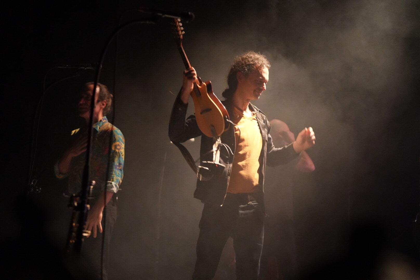 Photo artistique de doigts jouant de la guitare, couleur du soir