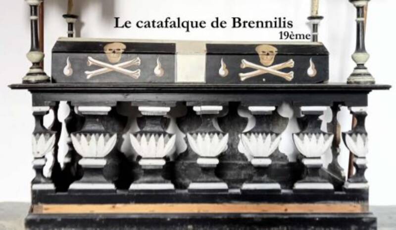 Le catafalque dans l'église de Brennilis