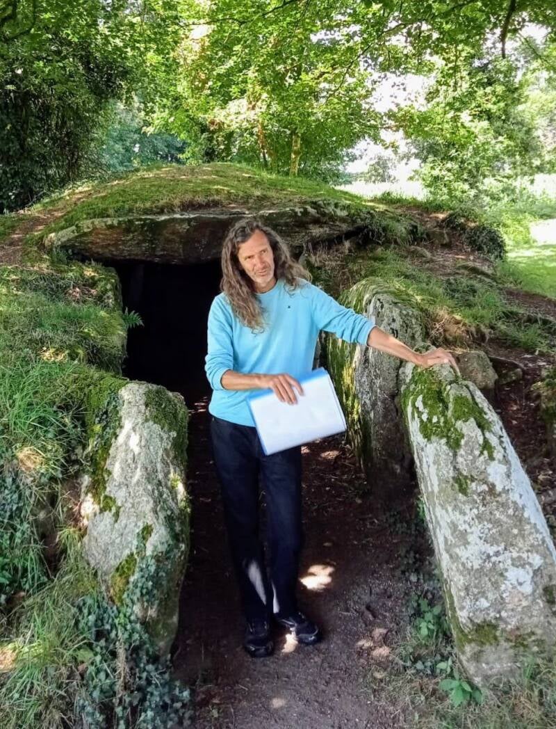 L'allée des nains, site mégalithique de Brennilis, avec Yan serre, guide ésotérique de Breizh intérieure, des visites guidée en centre Bretagne