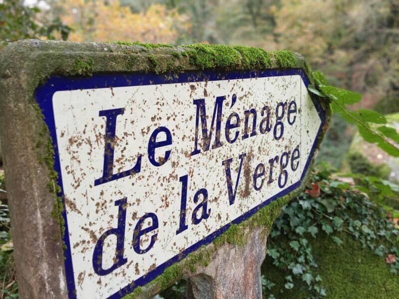Le panneau de direction indiquant le ménage de la vierge dans la forêt du Huelgoat