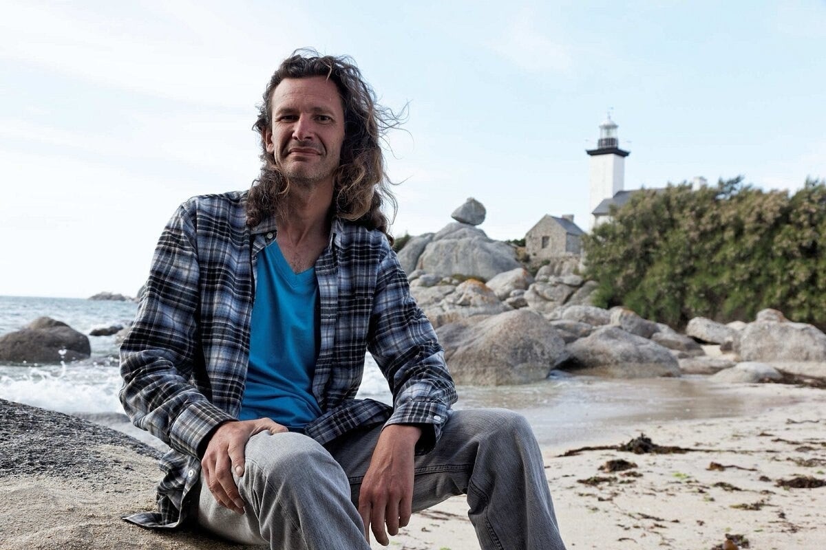 Yan serre devant le phare de pontusval à Brignogan plages