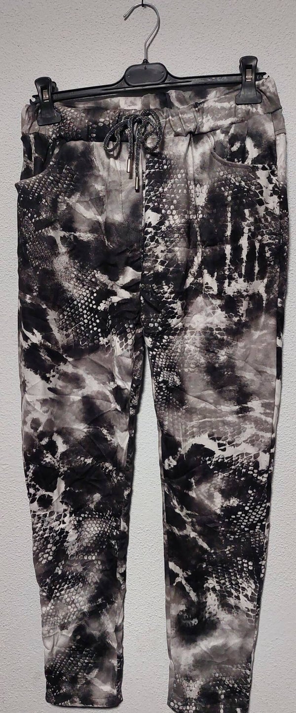 Stretch broeken in 4 verschillende kleuren.