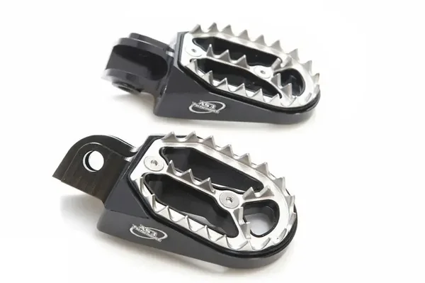 KTM 50 SX 09-23 65 SX 99-23 85 SX 03-17 125 150 250 350 450 SX SXF 98-15 200 300 400 500 525 530 EXC EXC-F 98-16 AS3 FACTORY SERIES WIDE FOOT PEGS BLACK