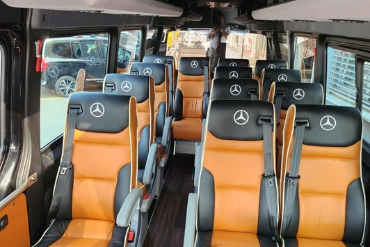 Minibus moderne avec chauffeur