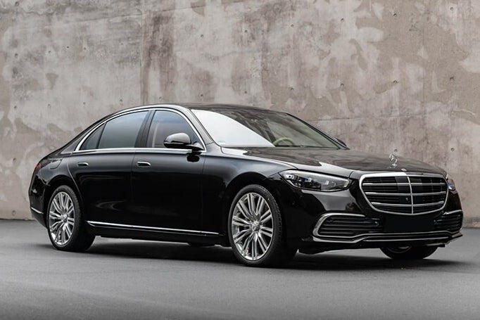 Luxury sedan chauffeur rental from and to Davos – Mercedes E-Class