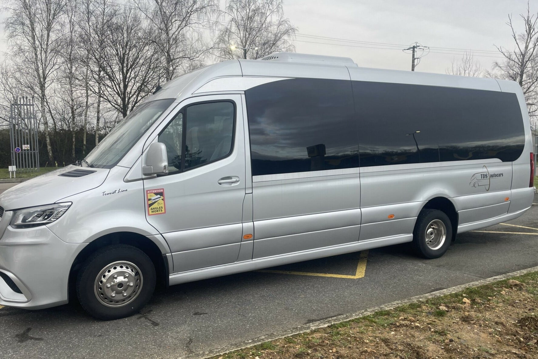 Minibus moderne avec chauffeur