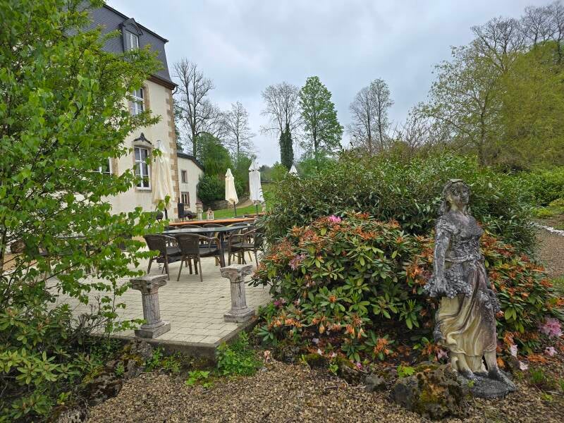 Terras met tuinmeubelen Chateau Cugnon Ardennen
