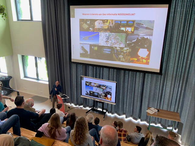 Herbert Femy deed een boekje open over het belang van geo-informatie bij Defensie
