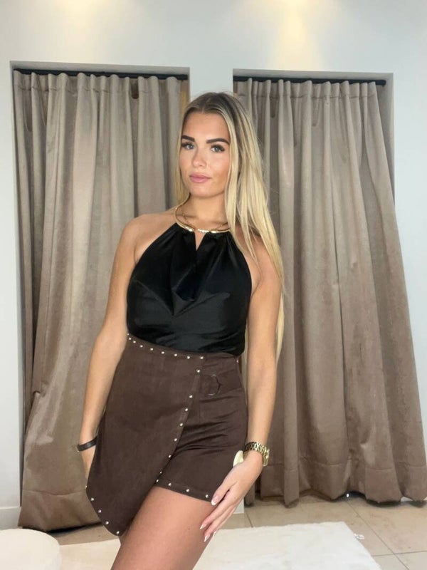 Body with golden necklace (black)