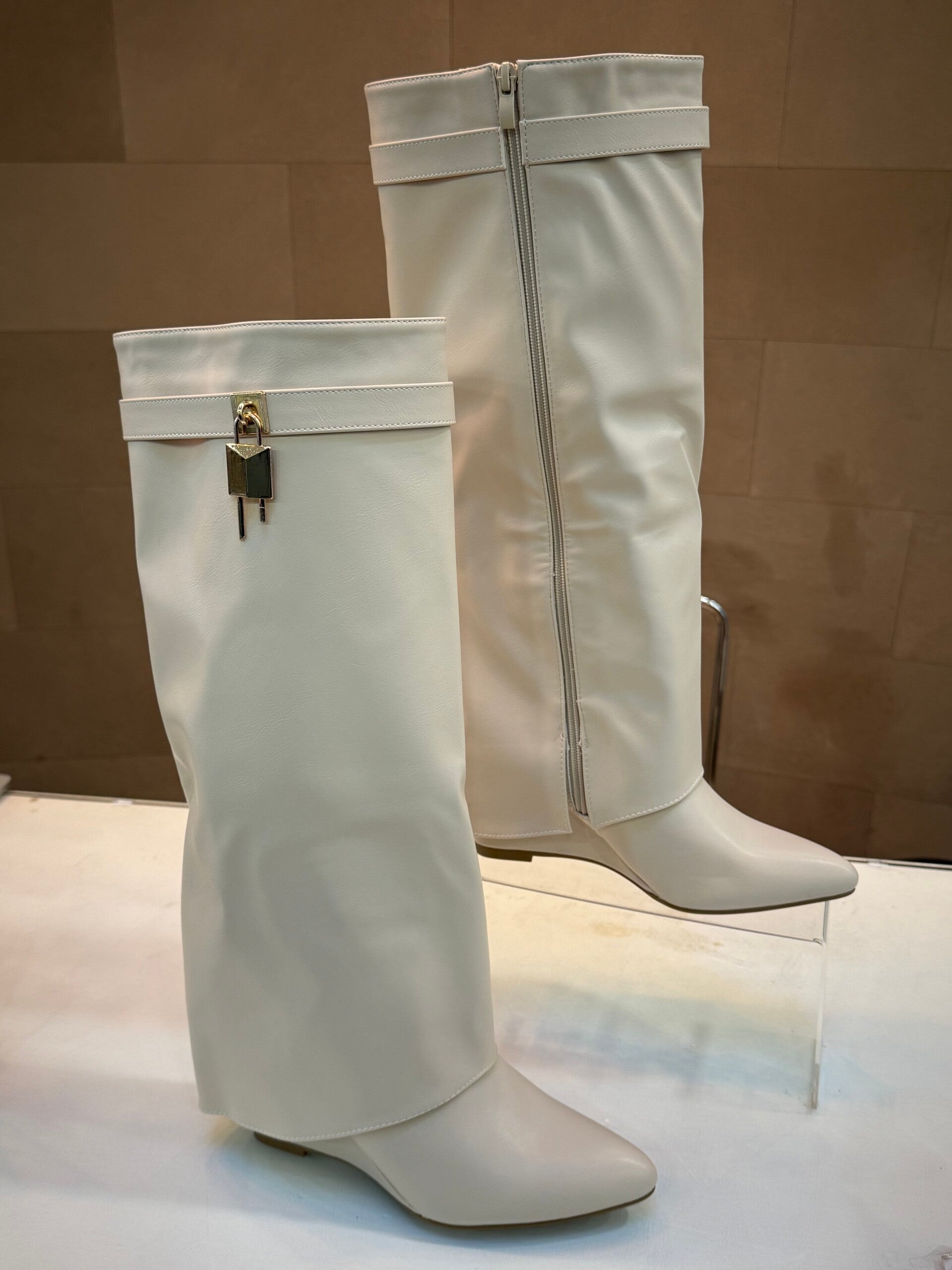 look laars met sleehak creme