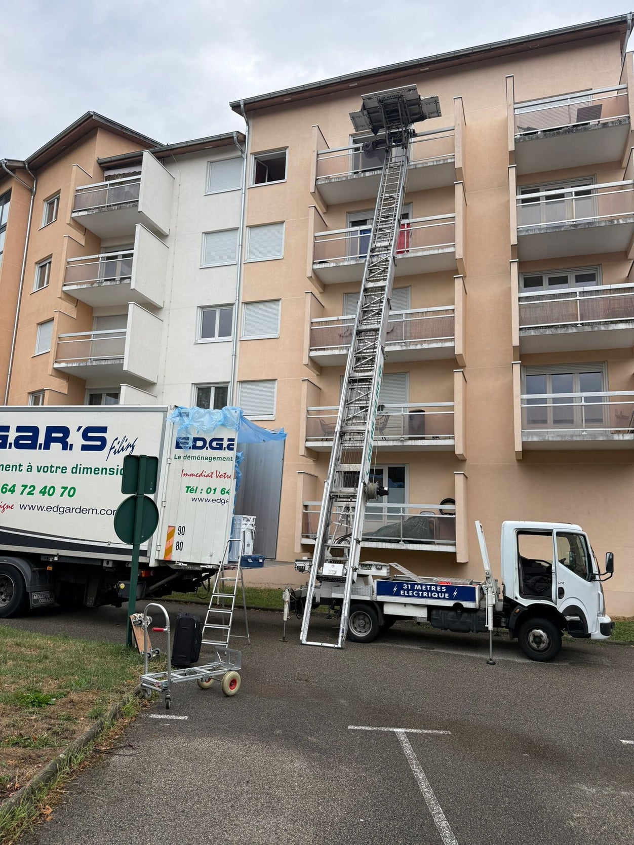 Location monte-meuble Saint-Ismier 38330 - Levage par grue sur balcon